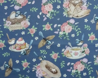 Tecido de algodão para quilting Little Wren Cottage Birds Cups Hats Floral Azul Escuro 1/2 JARDA