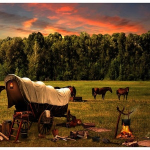 Peut inclure: Un chariot couvert avec une lanterne suspendue sur le côté, garé dans un champ herbeux avec un feu de camp et quatre chevaux broutant à proximité. Le ciel est d'un orange et d'un rose vifs, suggérant un coucher de soleil.