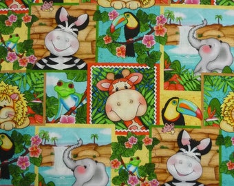 Puede incluir: Una tela colorida con un patrón repetido de animales de la selva. Los animales incluyen una cebra, un león, un tucán, una jirafa, un elefante y una rana. La tela es de fondo azul claro con hojas verdes y flores rosas.