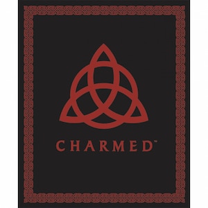 Peut inclure: Fond noir avec un symbole d'étoile rouge à trois pointes et le mot "CHARMED" en lettres rouges.