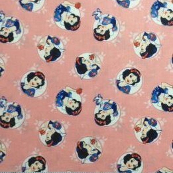 Disney Blanche-Neige en cercles Tissu matelassé en coton corail 1/2 YARD