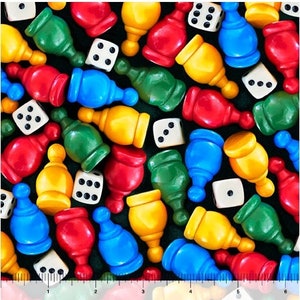 Pode incluir: Um padrão colorido de peças de jogo e dados. As peças são vermelhas, amarelas, azuis e verdes. Os dados são brancos com pontos pretos.