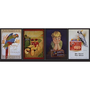 Könnte beinhalten: Vier Vintage-Anzeigen für Arnott's Kekse. Die erste Anzeige zeigt einen Papagei, der auf einem Ast sitzt, mit dem Text "Arnott's Famous Biscuits". Die zweite Anzeige zeigt zwei Kinder in einem roten Auto, die eine Straße entlangfahren, mit dem Text "Arnott's Famous Biscuits". Die dritte Anzeige zeigt einen jungen Jungen mit dem Text "Arnott's Biscuits". Die vierte Anzeige zeigt eine Schachtel Arnott's Sao Kekse mit einem Kakadu und dem Text "Arnott's Sao Biscuits Often Buttered Never Bettered".