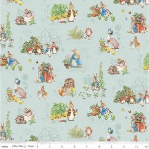 Puede incluir: Una tela azul claro con un patrón repetido de personajes ilustrados, incluyendo conejos, patos y un búho, en un entorno de jardín. Las ilustraciones están en colores pastel suaves, con flores, verduras y herramientas de jardín.