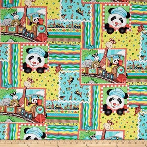 Pode incluir: Um tecido colorido com um design de patchwork que apresenta um padrão repetido de um trem amarelo com passageiros animais, uma girafa e um panda. O tecido é perfeito para acolchoar, artesanato e outros projetos de costura.