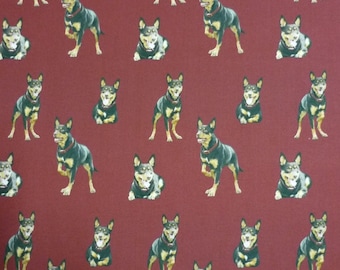 Tessuto per trapuntatura in cotone con motivo a cane da pastore Kelpie in merino Muster, sfondo rosso, 1/2 YARD