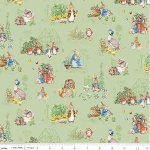 Puede incluir: Una tela verde claro con un patrón repetido de ilustraciones de un libro infantil. El diseño incluye conejos, patos, búhos y otros animales en un jardín, con flores y verduras. La tela mide 30.48 cm de ancho.