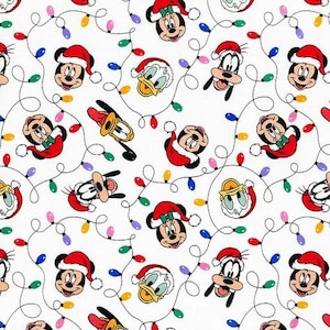 Disney Christmas Lights Mickey and Friends Białe Tło Bawełniana Tkanina Pikowana 1/2 YARD