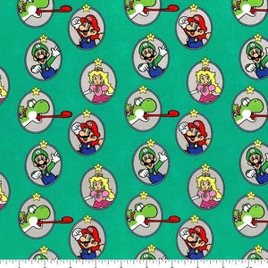 以下が含まれることがあります： 緑色の生地に、白い円の中にマリオ、ルイージ、ピーチ、ヨッシーのキャラクターが繰り返し描かれたパターンがあります。