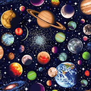 Pode incluir: Um padrão vibrante e repetitivo com planetas, estrelas e galáxias em um fundo azul escuro. O design inclui Saturno com seus anéis, a Terra e vários outros planetas coloridos, criando um tema cósmico.