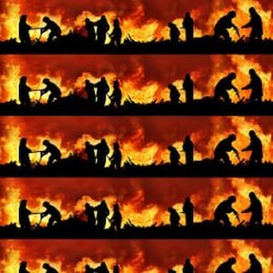 Può includere: Silhouettes di vigili del fuoco che combattono un grande incendio. Le fiamme sono arancioni e gialle, e i vigili del fuoco sono in fila, tirando un tubo.