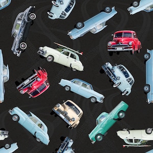 Puede incluir: Un patrón sin costuras que presenta coches antiguos en varios colores, incluidos azul, rojo, blanco y verde. Los coches están sobre un fondo negro con huellas de neumáticos.