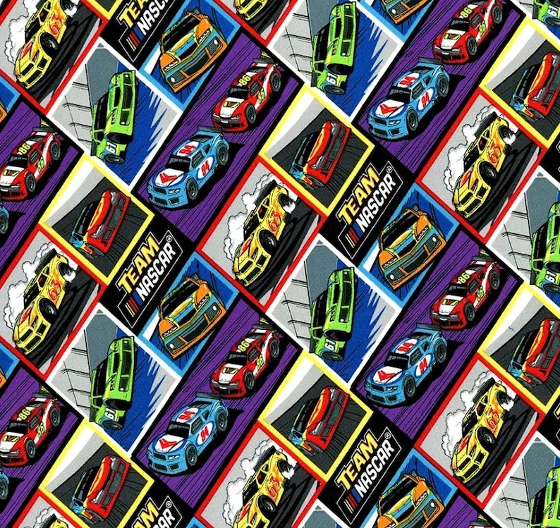 Peut inclure: Un motif r&eacute;p&eacute;titif color&eacute; de voitures de course dessin&eacute;es sur un fond blanc. Les voitures sont jaunes, vertes, bleues et rouges. Le texte "TEAM NASCAR" est r&eacute;p&eacute;t&eacute; dans tout le motif.