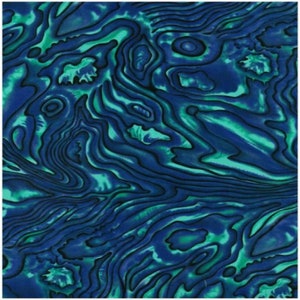 Peut inclure: Motif abstrait bleu et vert tourbillonnant rappelant une coquille ou une nacre. Le motif est composé de lignes fines et ondulées qui créent un sentiment de mouvement et de profondeur.