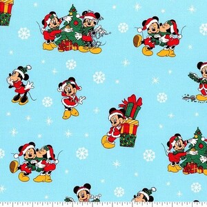 Tkanina bawełniana do pikowania Disney Christmas Day Mickey and Friends Blue Background 1/2 YARD