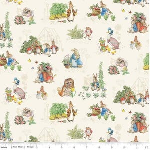 Puede incluir: Tela color crema con un patrón repetido de Peter Rabbit y otros personajes de Beatrix Potter. Las ilustraciones incluyen conejos, patos, búhos y otros animales en un entorno de jardín.