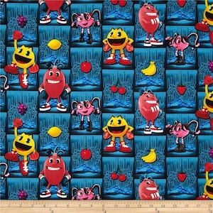 以下が含まれることがあります： 青い生地に、パックマンのキャラクター、チェリー、レモン、バナナ、イチゴが繰り返しパターンで描かれています。パックマンのキャラクターは、黄色、赤、ピンクなど、さまざまな色で描かれています。