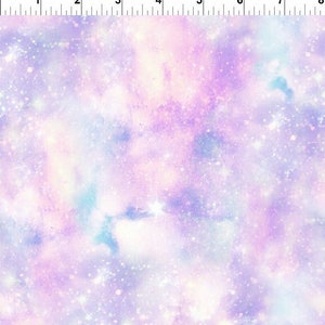 Può includere: Un tessuto con stampa galassia pastello in tonalità di rosa, viola, blu e bianco. Il tessuto ha un effetto acquerello con un leggero luccichio.