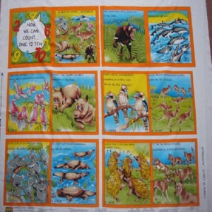 Könnte beinhalten: Ein farbenfroher Stoffpanel mit Illustrationen australischer Tiere und den Zahlen von eins bis zehn. Der Panel zeigt einen Koala, einen Wombat, einen Kookaburra, ein Känguru, ein Schnabeltier und ein Echidna. Der Text "Now we can count... one to ten" ist auf dem Panel gedruckt.