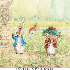 Può includere: Illustrazione ad acquerello di tre conigli in un giardino. Uno indossa una giacca blu, un altro un gilet rosso e il terzo una giacca marrone e un cappello verde, con carote. Le dimensioni del pannello sono di circa 91 cm x 112 cm.