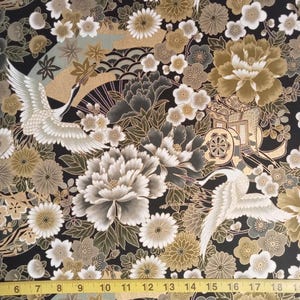 Maru Japanische Kranich Blumen 64240/108 Metallische Highlights Schwarze Baumwolle Quilting Stoff 1/2 YARD