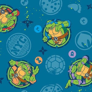 Könnte beinhalten: Ein blauer Hintergrund mit einem sich wiederholenden Muster von Teenage Mutant Ninja Turtles-Charakteren. Die Schildkröten sind in verschiedenen Posen und Farben, und der Hintergrund enthält Pizzastücke, Gullydeckel und Ninja-Sterne.