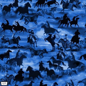 Op de afbeelding: Een naadloos patroon met silhouetten van cowboys die op paarden rijden tegen een blauwe, bewolkte lucht. De cowboys houden touwen vast en de paarden staan in verschillende poses. Het patroon is perfect voor stof, behang of andere decoratieve projecten.