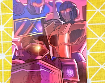 Könnte beinhalten: Eine digitale Illustration von drei Transformers-Robotern. Der Roboter in der Mitte ist rot und orange mit einer blauen Brustplatte. Der Roboter links ist blau mit einer gelben Brustplatte. Der Roboter rechts ist lila mit einer blauen Brustplatte. Die Roboter stehen vor einem rosa und violetten Hintergrund.