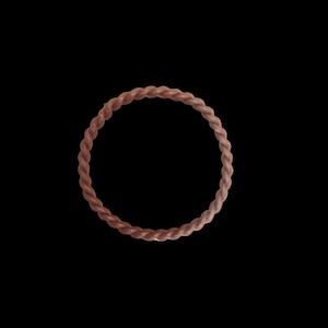 Pode incluir: Um anel circular de corda torcida castanha sobre um fundo preto. A corda parece ser feita de fibra natural, com uma superfície texturizada e um tom quente e terroso. O anel é um design simples, mas elegante.
