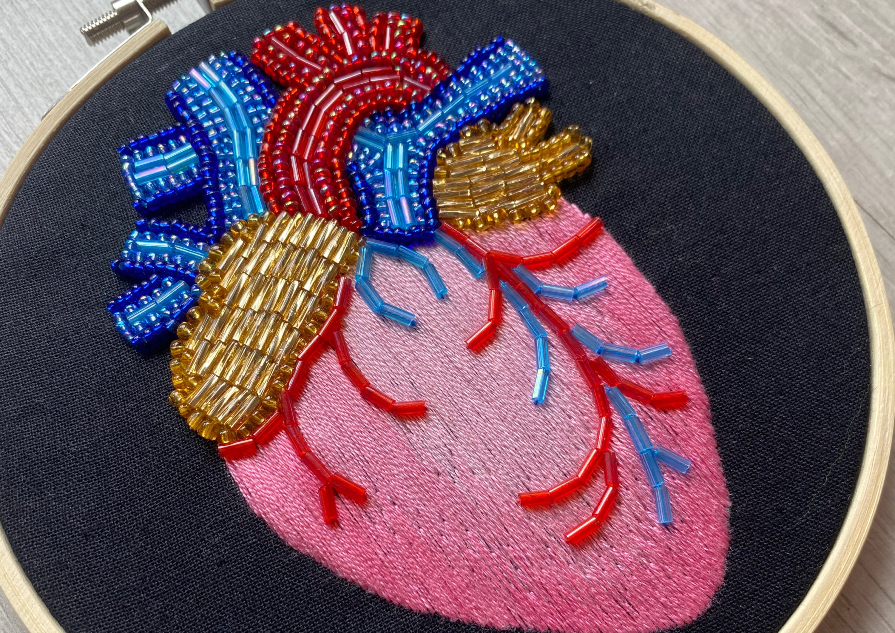 HUMAN MADE heart beaded bag 赤と青セット HEART BEADED BAG】 RELEASE DATE : 11:00am (JST) 07/05/2025 アイ