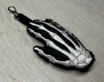 Handgeborduurde tashanger met skelet