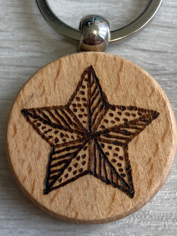 Piccolo simpatico ciondolo a forma di stella con pentagramma