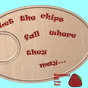 Pode incluir: Uma bandeja de servir de madeira com um recesso redondo para molho para mergulhar. A bandeja tem o texto "Let the chips fall where they may..." em vermelho.
