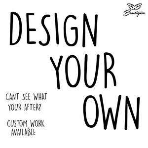 Puede incluir: Fondo blanco con las palabras "DESIGN YOUR OWN" en negrita y letras negras. Texto adicional que dice "CANT SEE WHAT YOUR AFTER? CUSTOM WORK AVAILABLE" en una fuente más pequeña. Un logotipo con una mariposa y la palabra "Boutique" está en la esquina superior derecha.