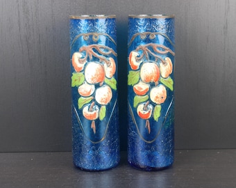 Paire de vases Art Nouveau en verre peint émaillé à fleurs.
