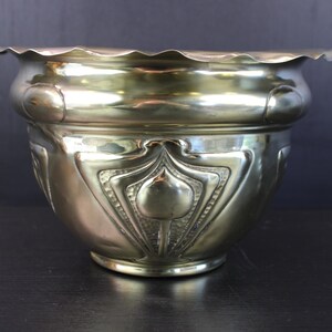 Cache-pot floral Art nouveau Arts & Crafts en laiton.