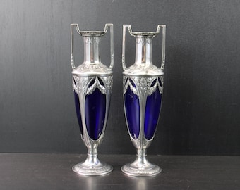 Jugendstil - Paar florale versilberte Vasen mit blauem Glas.