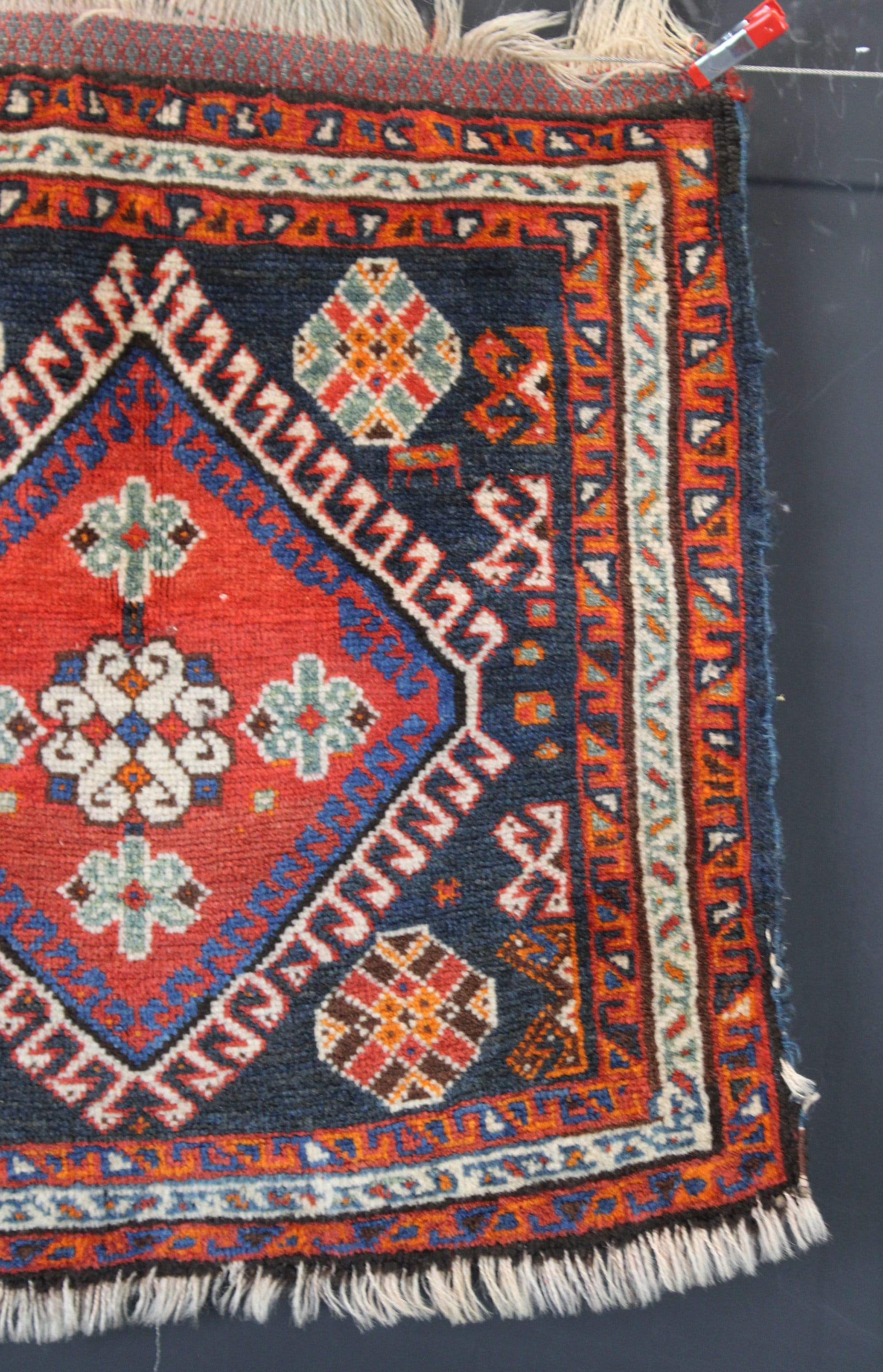 アンティークの手織りペルシャ カシュガイ クッションサイズのラグ