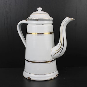 Bule para chá e café em esmalte branco Art Déco com detalhes dourados.