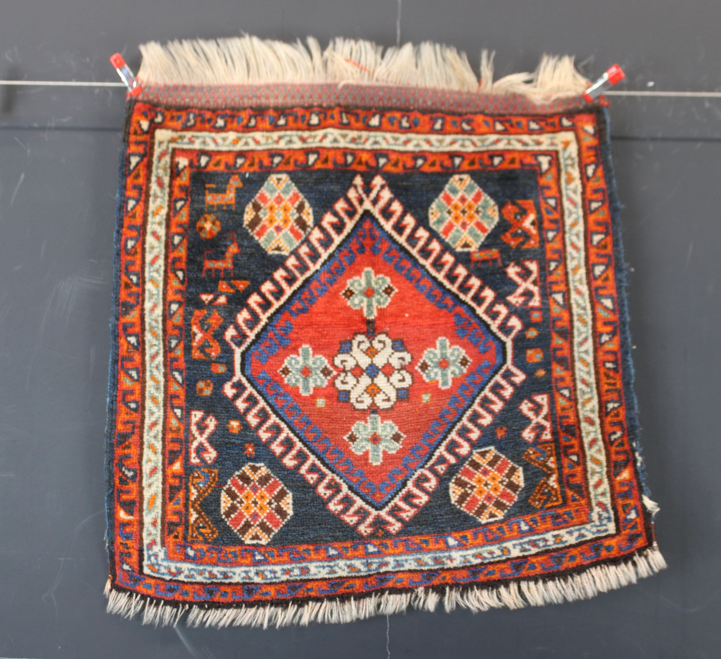 アンティークの手織りペルシャ カシュガイ クッションサイズのラグ