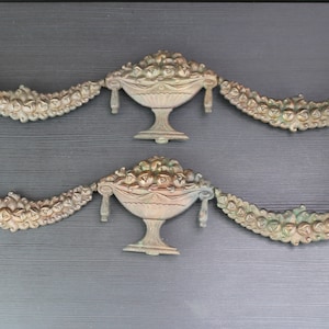 Grande paire antique d&#39;ornements floraux en bronze.