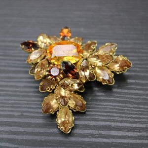 A vintage retro costume jewelry brown yellow stone brooch.