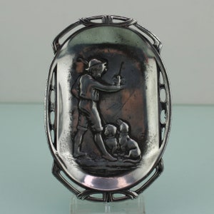 Art Nouveau bloemenjongen met honden bezoekkaart tray muur plaquette van WMF.