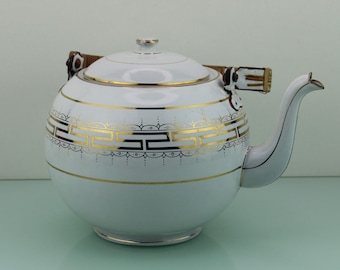 Cafetera/tetera Art Déco de esmalte blanco con líneas doradas.