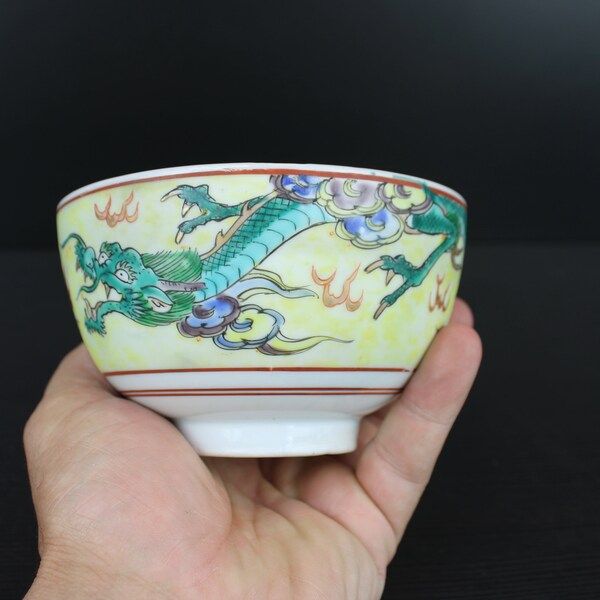 Un cuenco de porcelana china vintage con dragón.