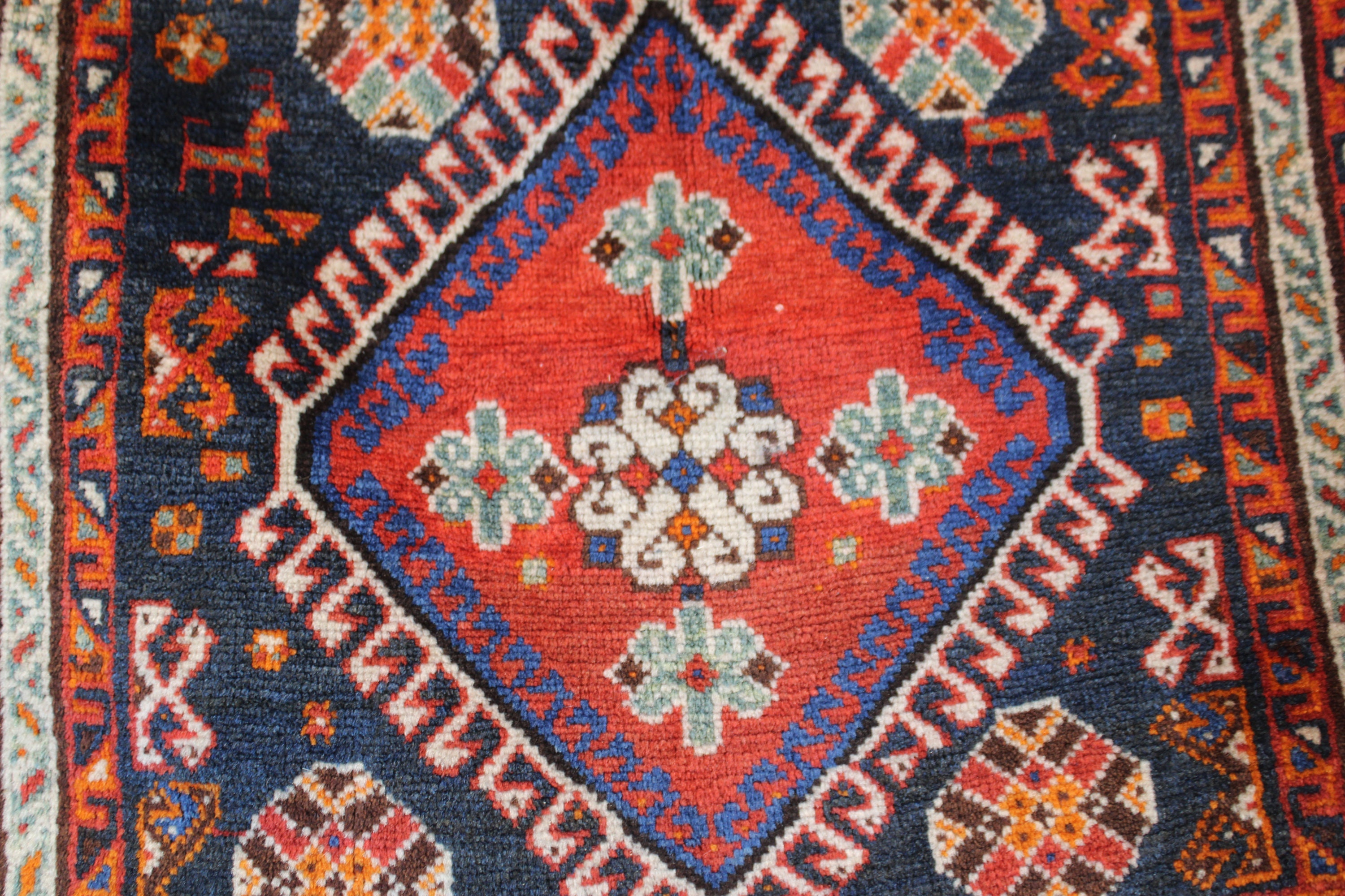 アンティークの手織りペルシャ カシュガイ クッションサイズのラグ