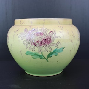 Jardinera floral pintada con esmalte Art Nouveau.