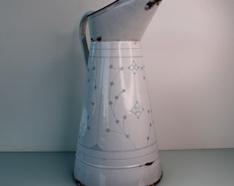 Jarra de agua antigua francesa, grande, de esmalte blanco con líneas azules.