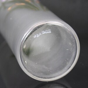 Pu&ograve; includere: Un vaso cilindrico di vetro trasparente con base arrotondata. La parola "FRANCE" &egrave; impressa sul fondo del vaso. Il vaso &egrave; parzialmente smerigliato e sembra vuoto.