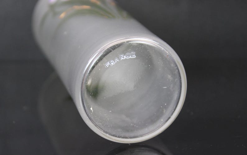 Pu&ograve; includere: Un vaso cilindrico di vetro trasparente con base arrotondata. La parola "FRANCE" &egrave; impressa sul fondo del vaso. Il vaso &egrave; parzialmente smerigliato e sembra vuoto.